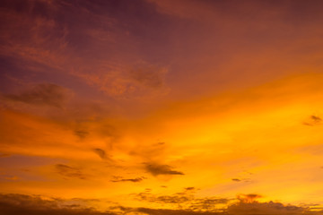 夕日にオレンジ色に染まる雲