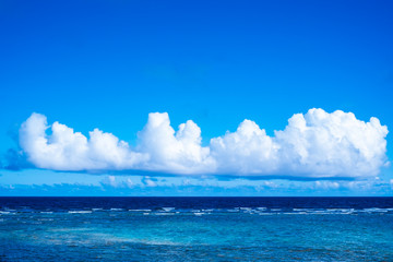 Obraz premium 沖縄のラグーンの青い海と空に浮かぶ雲