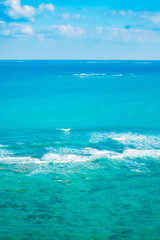 Naklejka na ściany i meble 沖縄のエメラルドグリーンに輝く海と海岸に寄