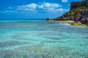沖縄のラグーンの透明な海ときのこ岩