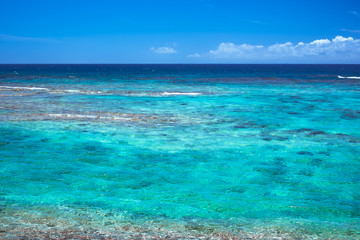 沖縄のエメラルドグリーンのラグーンと透き通