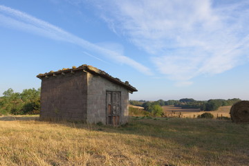 Obraz premium piccolo rimessaggio di attrezzi agricoli