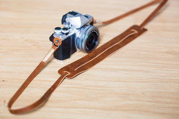 Leather craft camera strap with mirrorless camera