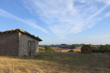piccolo rimessaggio di attrezzi agricoli