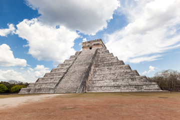 Fototapeta na wymiar El Castillo (The Kukulkan Temple) of Chichen Itza, Mexico