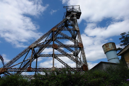 Pozo  de carb&oacute;n abandonado, con una estructura de castillete con remaches, sin punos de soldadura