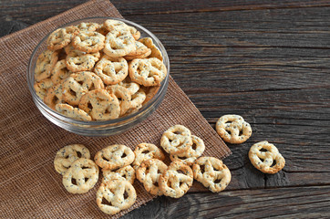 Naklejka premium Salty pretzels with cheese