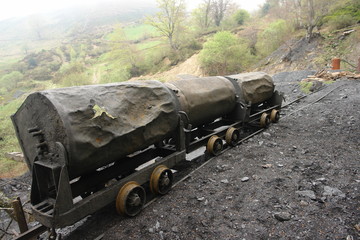 vagones utilizados  en una  explotación minera de montaña