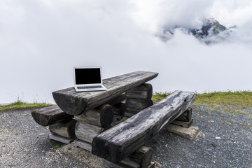 Ein Notebook in der Cloud - blanker Bildschirm