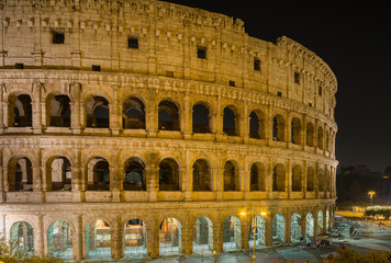 Fototapeta na wymiar Coliseo de noche, Roma
