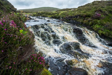 Naklejka na ściany i meble Flüsschen mit Wasserfällen, Skye, Schottland