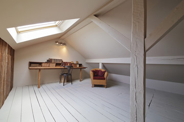 grenier aménagé en bureau avec fenêtre de toit - obrazy, fototapety, plakaty