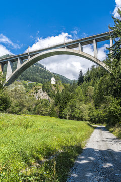 Wanderweg mit Blick auf die Falkensteinbrücke in Kärnten Österreich