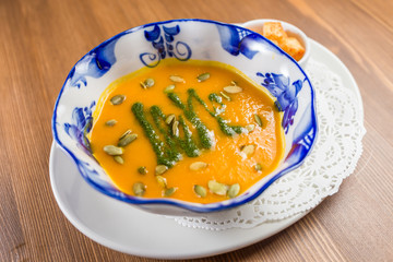 pumpkin soup wiht crackers, restaurant