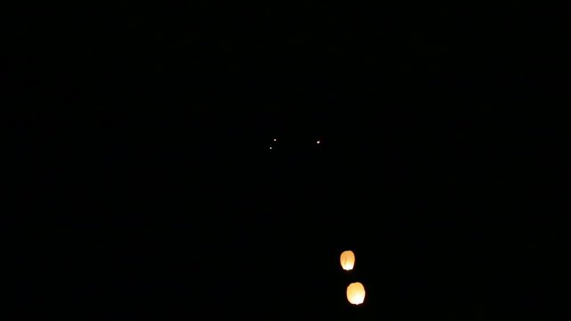Lanterne Cinesi in volo nel Cielo Nero Notturno