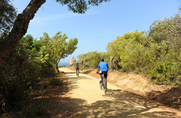 Obraz premium Excursión en bicicleta en Cabo Caraminal, Zahara de los Atunes, Cádiz, España
