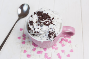 Speiseeis mit Schokoraspeln