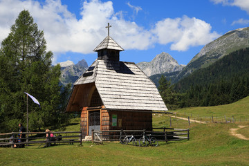 Fototapeta na wymiar Kapelle (Kapelica Marije Kraljice Miru) auf Pokljuka (Uskovnica) in Julischen Alpen, Slowenien. (August 2016)