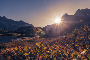 Idyllische Berglandschaft mit Bergsee im Morgenlicht und Sonnenstrahlen - Sustenpass Region im...