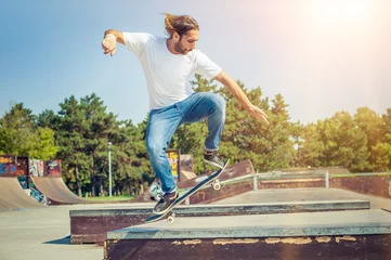 Zelfklevend Fotobehang Skater jumping in skateboard park © guruXOX
