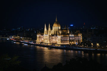 Obraz na płótnie Canvas Night view of parliament building, symbol of Budapest