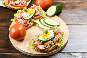 sandwich with tuna and tomato