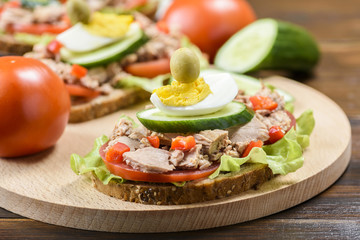 sandwich with tuna and tomato