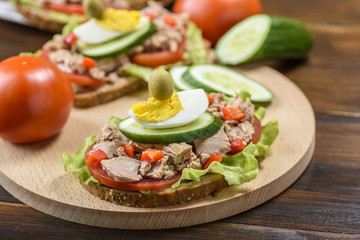 sandwich with tuna and tomato