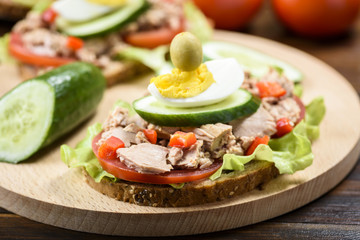 sandwich with tuna and tomato
