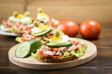 sandwich with tuna and tomato