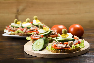 sandwich with tuna and tomato