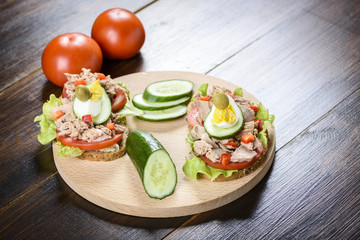 sandwich with tuna and tomato