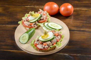 sandwich with tuna and tomato