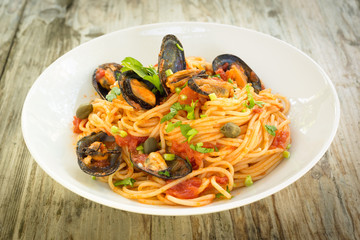 Spaghetti con cozze e sugo