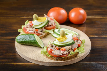 Fototapeta na wymiar sandwich with tuna and tomato