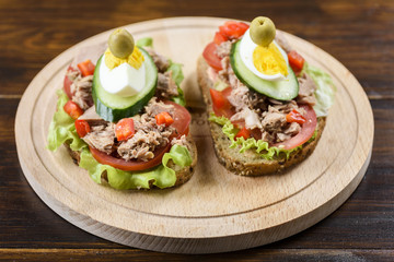 sandwich with tuna and tomato