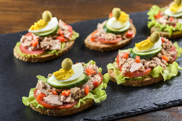 sandwich with tuna and tomato