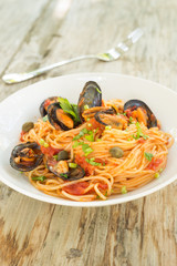 Spaghetti con cozze e sugo