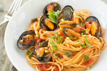 Spaghetti con cozze e sugo