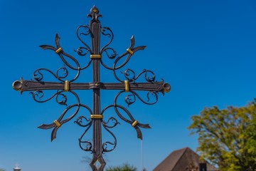 Obraz premium Schmiedeeisernes Grabkreuz