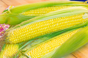 Delicious corn on the cob on the table. Аппетитные початки кукурузы лежат на деревянном столе. №4