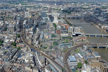 Obraz premium Panoramiczny widok z dachu Londynu z architekturą miejską. Widok z budynku Shard w Londynie.