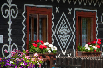 Ornamenty wokół okien domu w Čičmanach. 