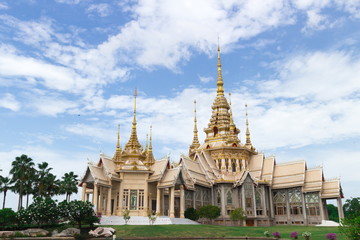 Naklejka premium Wat Luang Pho To, Sikhio, Korat, tajska świątynia Nakhon Ratchasima błękitne niebo