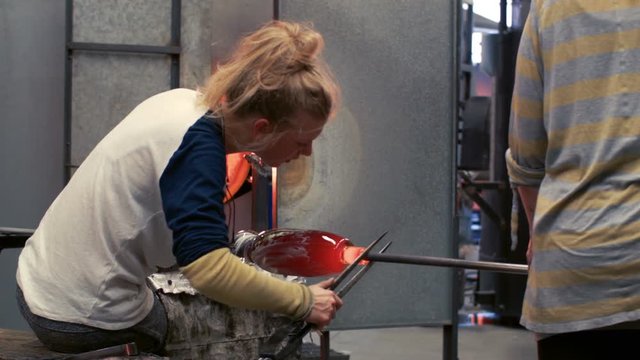Blowing Glass - Transferring the piece from the pipe to the punty
