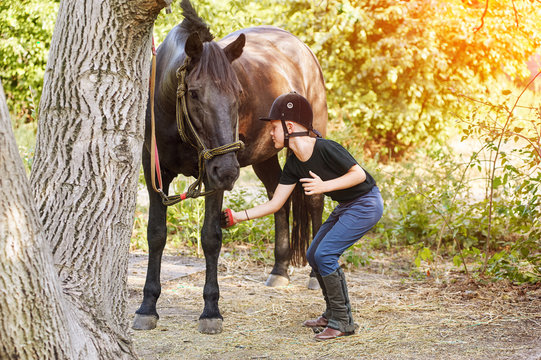 Boy jockey , cleans your horse after a workout