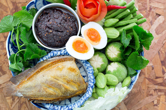 Fried chili paste, eaten with vegetables and fried fish, (thai l