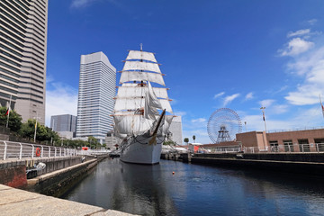 白い帆を張った日本丸