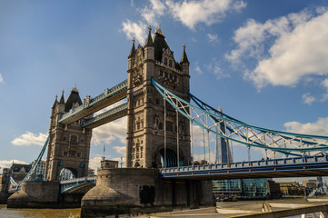 Fototapeta na wymiar London Bridge en un dia soleado del mes de Marzo