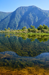 Obraz premium Shallow bay on South part of Lake Teletskoye in Altay